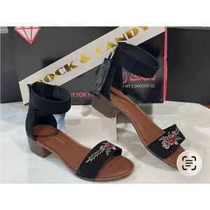 Rock & Candy ZIGIny Floral Embroidered Tassel Zip Back Black Sandals Sz 7.5 BNWB